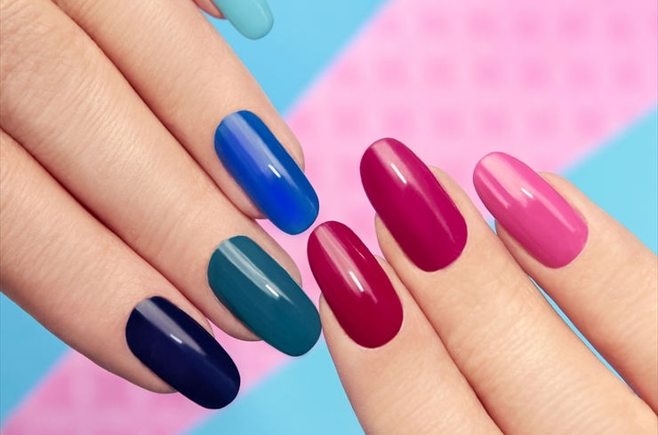 カラフルなネイル